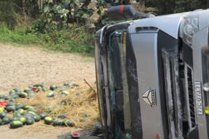 TT Huế: Buồn ngủ, tài xế phi cả xe dưa xuống ruộng