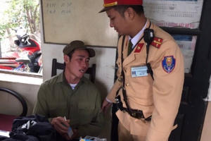 CSGT đội 14 giúp người nhiễm chất độc màu da cam bị lừa trở về quê