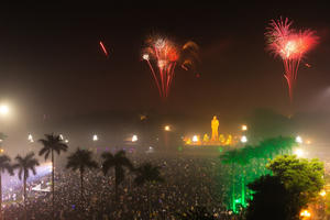 Bắn pháo hoa tầm cao chào năm mới 2025 tại TP Vinh