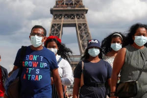 Thủ đô Paris bắt buộc người dân mang khẩu trang khi ở ngoài trời