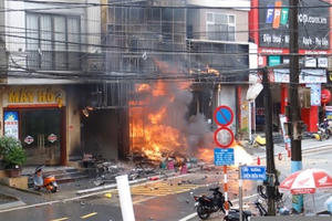 Video: Cửa hàng ga phát nổ, bốc cháy kinh hoàng khiến cả khu phố phát hoảng
