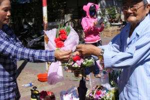 Tản mạn: Ngày Tình nhân Valentine - Cụ ông U83 mua hoa… tặng cụ bà!