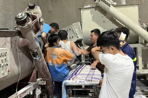 Nghẹt thở giải cứu nam công nhân bị cuốn vào máy trộn bột xi măng