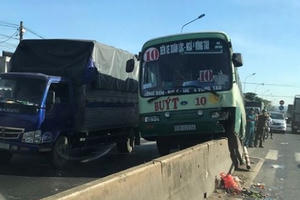 Đồng Nai: Xe buýt “leo” dải phân cách – hành khách được một phen hoảng hồn Đồng Nai: Xe buýt “leo” dải phân cách – hành khách được một phen hoảng hồn