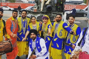 Chơi trội, ‘cưỡi’ xe tăng đi đón dâu