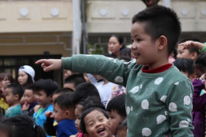 Các cháu trường Mầm non Họa Mi, thích thú xem múa rối nước tại sân trường