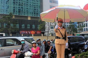 Nữ CSGT Thủ đô duyên dáng đứng bục trong dịp lễ 8/3