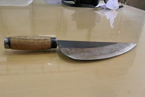 Hà Nội: Bị lập biên bản, người phụ nữ cầm dao bầu dọa giết cán bộ