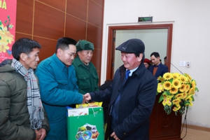 Bộ trưởng, Chủ nhiệm Ủy ban Dân tộc Hầu A Lềnh thăm, tặng quà Tết tại Lào Cai