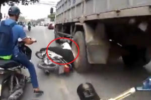 Va đầu vào bánh xe ô tô, người đàn ông thoát chết trong gang tấc