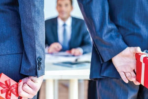 Nghiêm cấm tặng quà Tết lãnh đạo, chỉ dự lễ hội khi được phân công