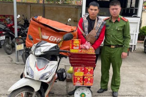 Bắt đối tượng lợi dụng làm “shipper” để buôn bán pháo nổ