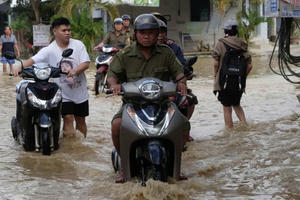 Mưa lớn trở lại, người dân Khánh Hòa tiếp tục chạy lũ