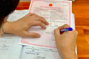 Không được yêu cầu công dân xuất trình Đăng ký Kết hôn khi đăng ký khai sinh