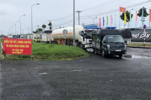 Vẫn còn hàng trăm xe vận tải hàng hoá dồn ứ tại điểm tập kết Bến xe Trung tâm thành phố Cần Thơ