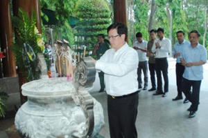 Thứ trưởng Mai Lương Khôi dâng hương tưởng niệm tại Ngã ba Đồng Lộc