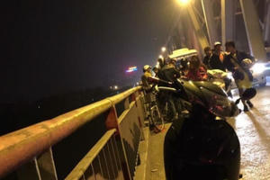 Hà Nội: Mâu thuẫn vợ chồng, người đàn ông tự tử trên cầu Chương Dương