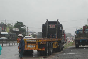 Huế: Ngã từ xe máy xuống đường, cô gái trẻ bị xe container cán qua người