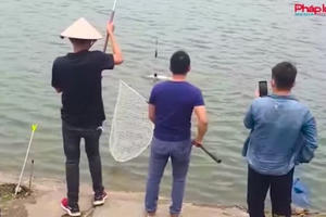 Hà Nội: Tự xưng người "nhà hồ" thu phí câu cá trái phép tại hồ Định Công