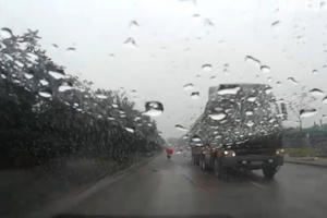 Lại xuất hiện clip xe tải đi ngược chiều trên Đại lộ Thăng Long