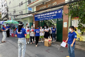 Chùm ảnh: Hàng nghìn sĩ tử ở TP HCM hoàn thành ngày đầu thi tốt nghiệp THPT