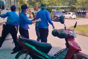 Tạm đình chỉ 3 bảo vệ hành hung lái xe ôm trước cổng bệnh viện ở Lào Cai