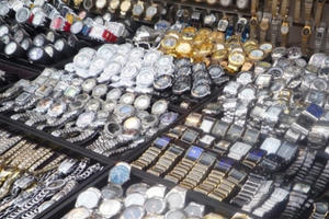 Tiêu dùng 72h: Đồng hồ giả bày bán tràn lan, lực lượng chức năng "không dám phát ngôn"!