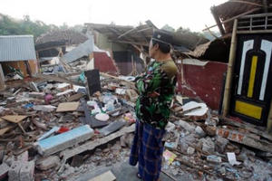 Khung cảnh đổ nát, tan hoang sau trận động đất kinh hoàng tại Indonesia