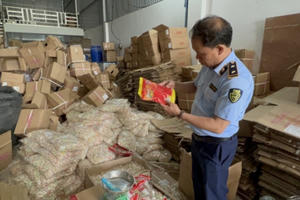 Phát hiện hàng tấn kẹo Trung Quốc "đội lốt" kẹo Nhật Bản Phát hiện hàng tấn kẹo Trung Quốc "đội lốt" kẹo Nhật Bản