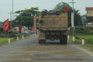 Dân phát hoảng khi đường vừa làm xong đã bong tróc, “lở loét”