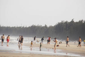 Mỹ Khê tấp nập người đổ xô tắm biển bất chấp lệnh cấm