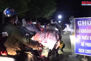Video: CSGT dẫn đường, hỗ trợ ăn, nghỉ cho đoàn người đông đúc từ miền Nam về miền Trung
