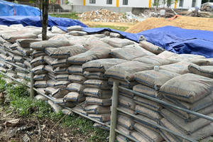 Chủ tịch xã bị tạm đình chỉ công tác vì để hàng chục tấn xi măng "hóa đá"