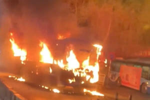 Hà Nội: Xe buýt phát hỏa bốc cháy dữ dội trong đêm