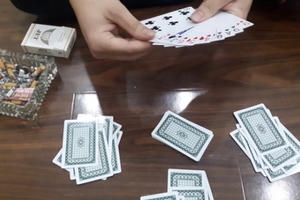 Bất chấp giãn cách xã hội, nhóm đối tượng tụ tập đánh bài ăn tiền