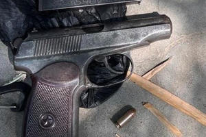 Đang đi bán súng đạn, nhóm đối tượng bị tóm gọn