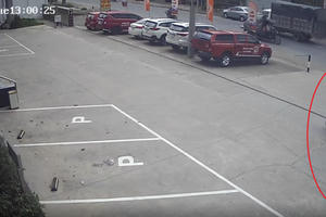 TPHCM: 2 tên cướp táo tợn giật dây chuyền rồi dùng hung khí tấn công người truy bắt