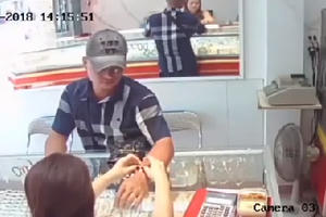 TP. HCM: Táo tợn mang bịch USD giả vờ mua vàng rồi cướp