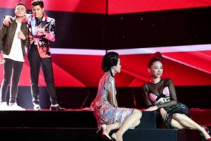 Giọng hát Việt 2017: Huấn luyện viên bị chê tơi tả vì giỏi nói hơn giỏi huấn luyện