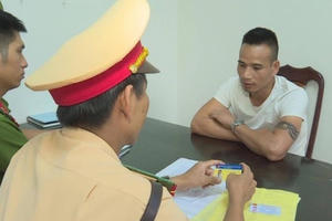 Phát hiện tài xế xe ôtô dùng thẻ phóng viên giả xin bỏ qua lỗi vi phạm