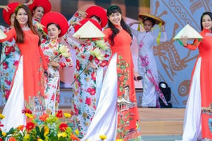 Mùa áo dài mừng đón xuân sang Mùa áo dài mừng đón xuân sang