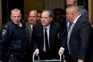 Cựu trùm Hollywood chống nạng hầu tòa vì quấy rối tình dục