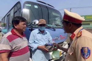 Người đàn ông đi bộ về quê đón Tết được Công an Long Khánh hỗ trợ