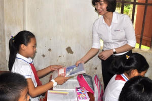 EVN HANOI trao tặng 50 nghìn vở mới cho học sinh khó khăn trên địa bàn Thủ đô EVN HANOI trao tặng 50 nghìn vở mới cho học sinh khó khăn trên địa bàn Thủ đô