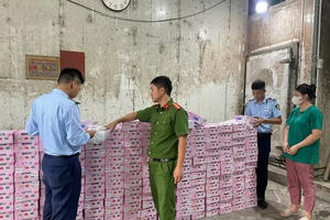 Tạm giữ hơn 2,5 tạ hồng táo nhập lậu tại Hà Nội