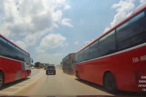 Clip: Kinh hoàng với "quái xế xe khách" chạy đua trên quốc lộ Clip: Kinh hoàng với "quái xế xe khách" chạy đua trên quốc lộ