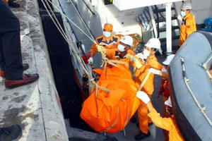 Đưa thi thể 2 thuyền viên trên tàu cá NA 95899 TS vào bờ, hiện vẫn còn 7 người mất tích