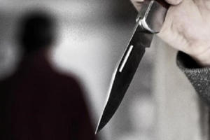 Con trai cầm dao giết cha rồi tự tử tại phòng trọ