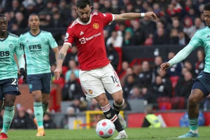 Man Utd thoát thua Leicester nhờ VAR