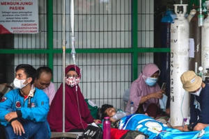 Bệnh viện vỡ trận, Covid-19 dọa "nhấn chìm" Indonesia, Malaysia